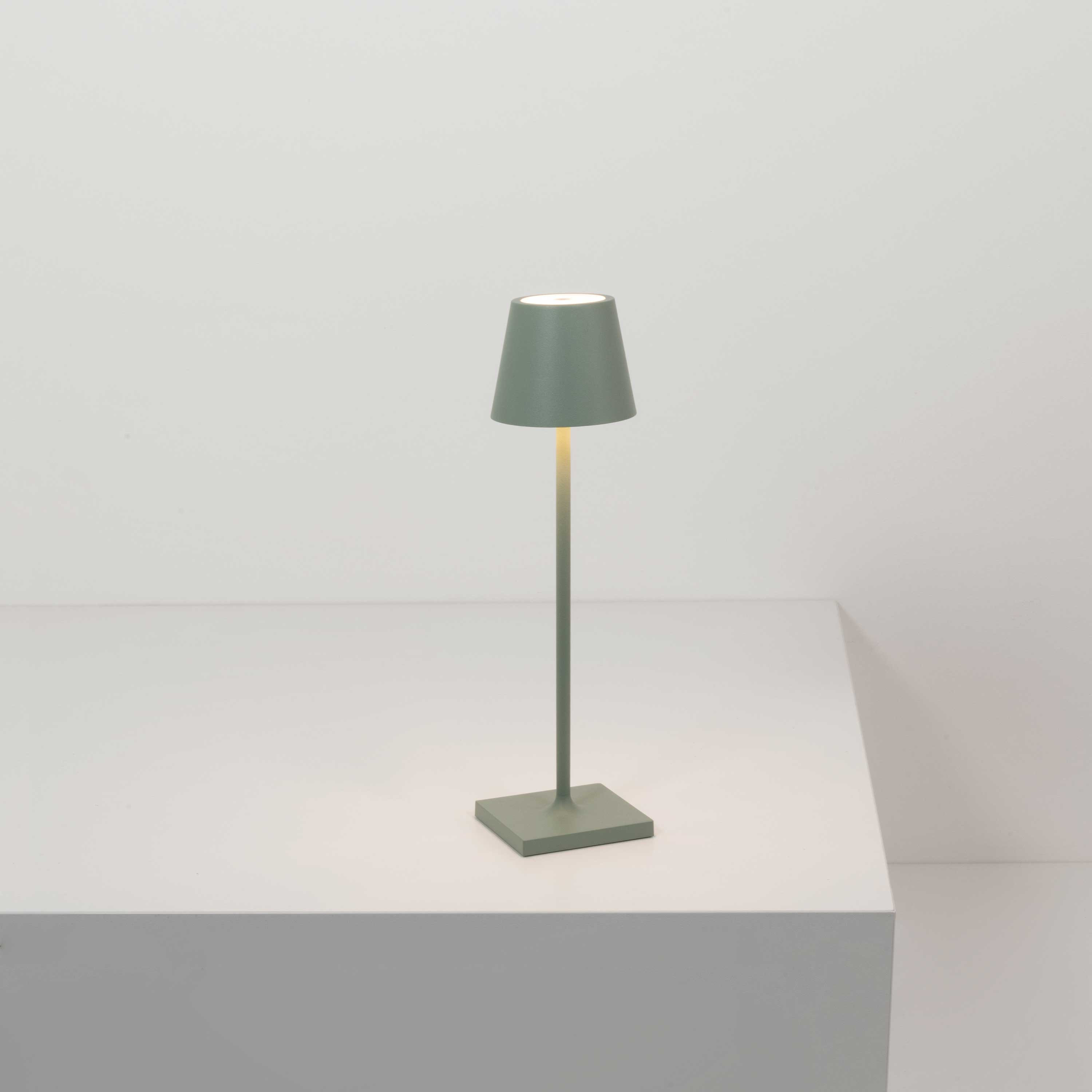 UMAGE Lampada LED Da Tavolo Ricaricabile Asteria Move Verde Bosco Ottone 31cm 10001237