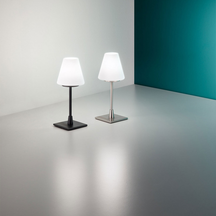 Lampada da comodino con struttura in metallo paralume in vetro in stile moderno