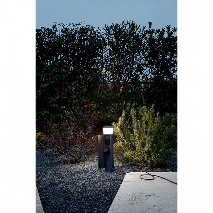 Paletto luce in alluminio per esterni con due spine schuko (2x1500W)