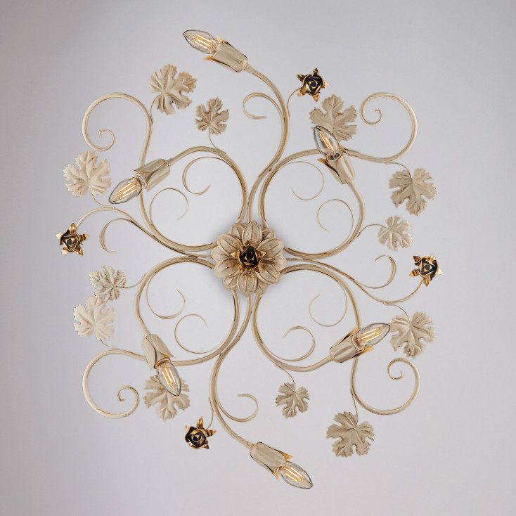 Lampada da soffitto grande con struttura in metallo dalle linee classiche