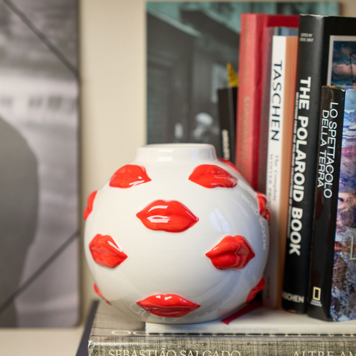 Vaso in ceramica dal design particolare con labbra rosse