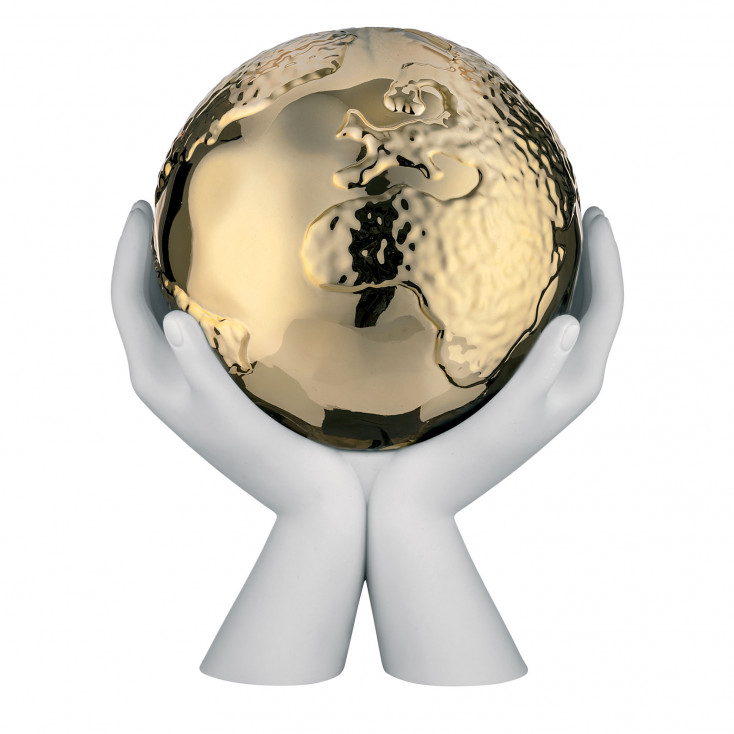 Scultura moderna piccola con mani che stringono la madre terra