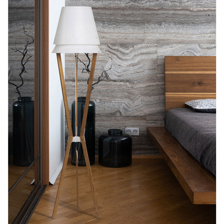 Lampada da terra in legno con paralume in PVC dal design moderno