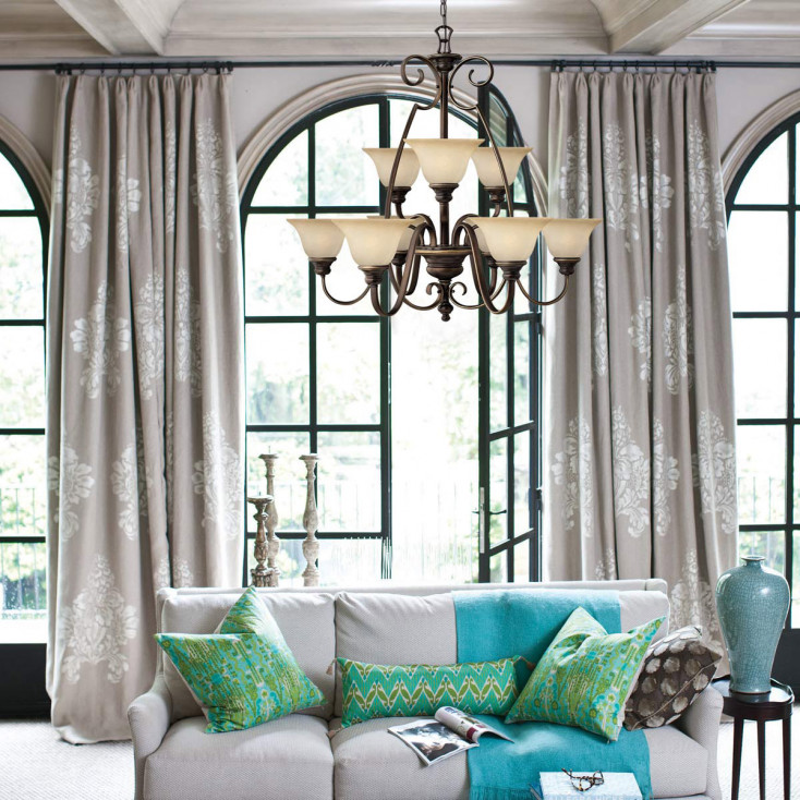 Lampadario in acciaio con 9 diffusori in vetro dal design classico