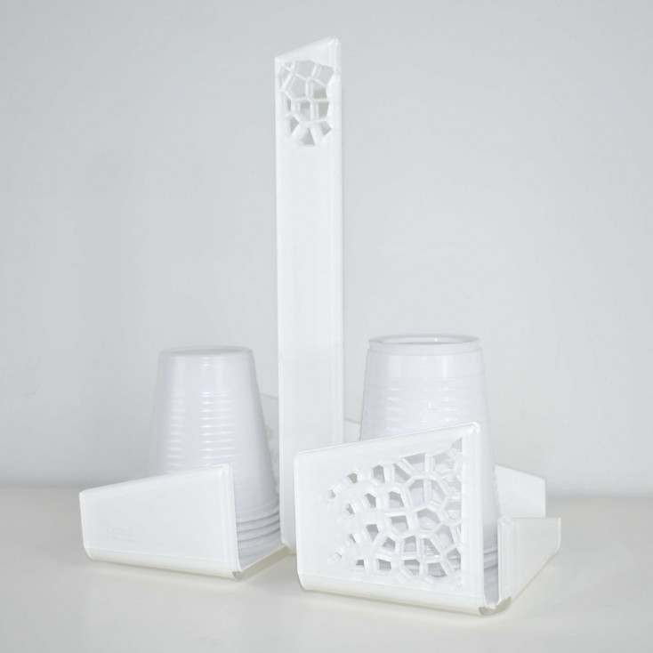 Portabicchieri in plexiglass dalle linee moderne per bicchieri di plastica