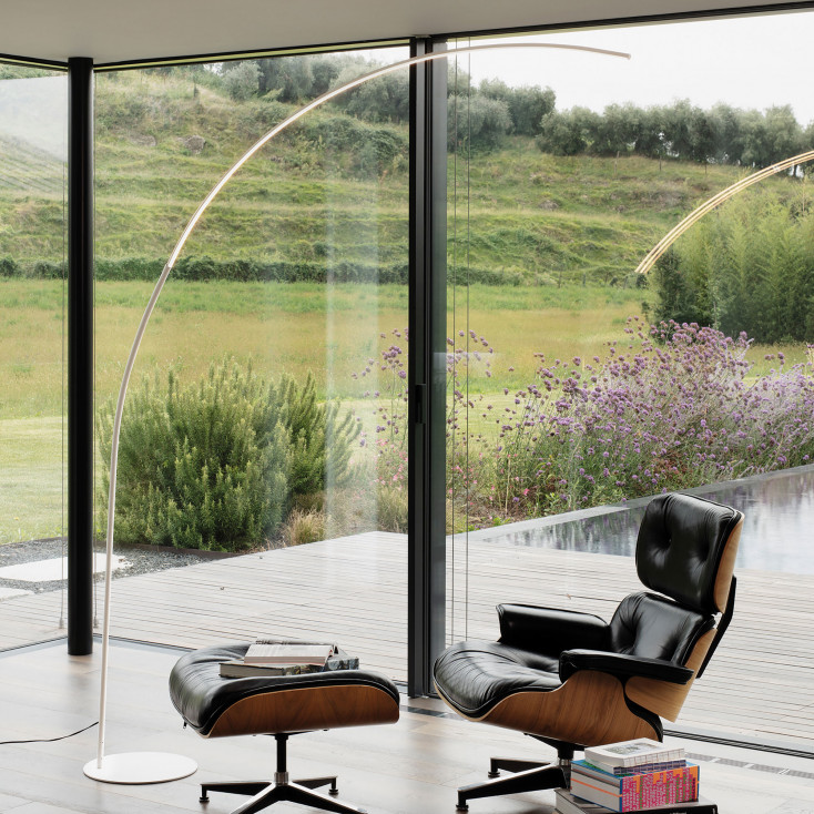 Piantana moderna a led dimmerabile con struttura in metallo