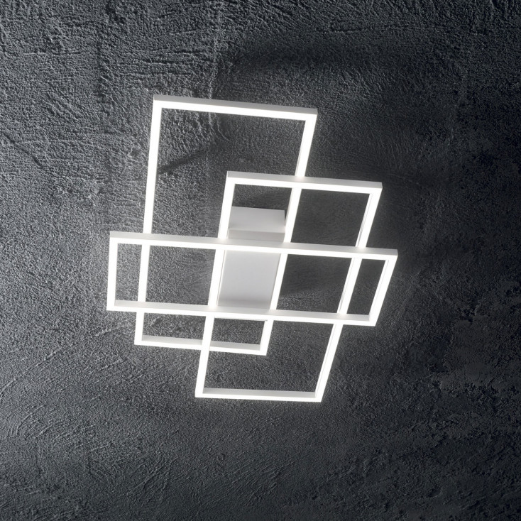 Plafoniera a led con struttura rettangoalre in metallo e diffusore in acrilico