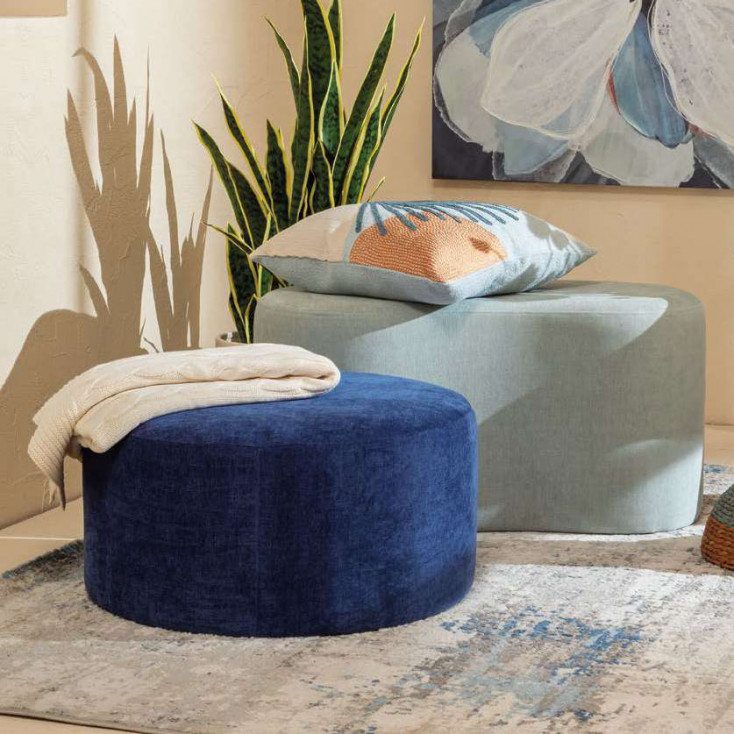 Pouf con struttura in legno e rivestimento in tessuto dal design moderno