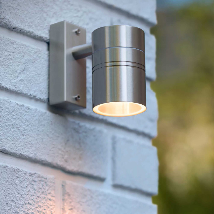 Applique a LED da esterno con struttura in acciaio e un diffusore moderno