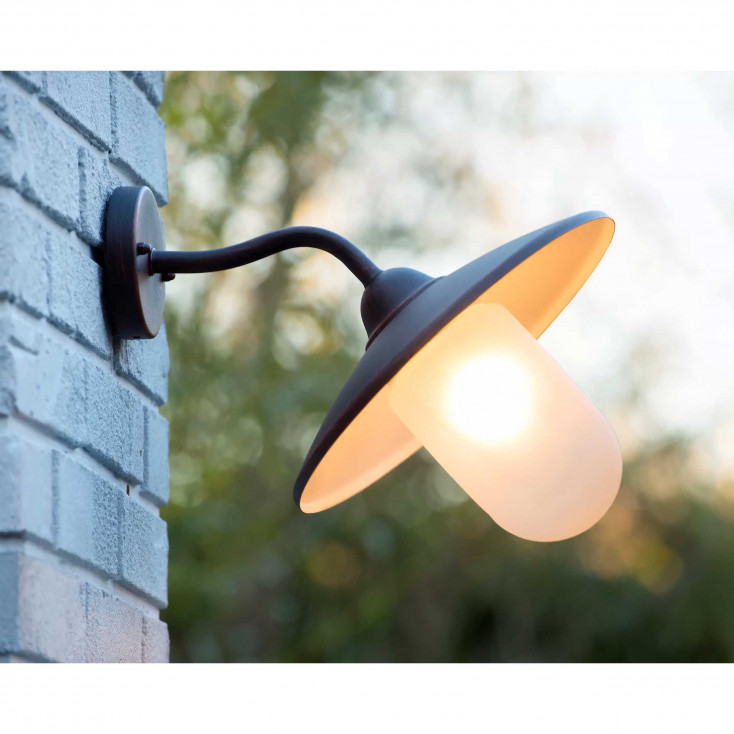 Applique da esterno con struttura in metallo e diffusore in vetro satinato