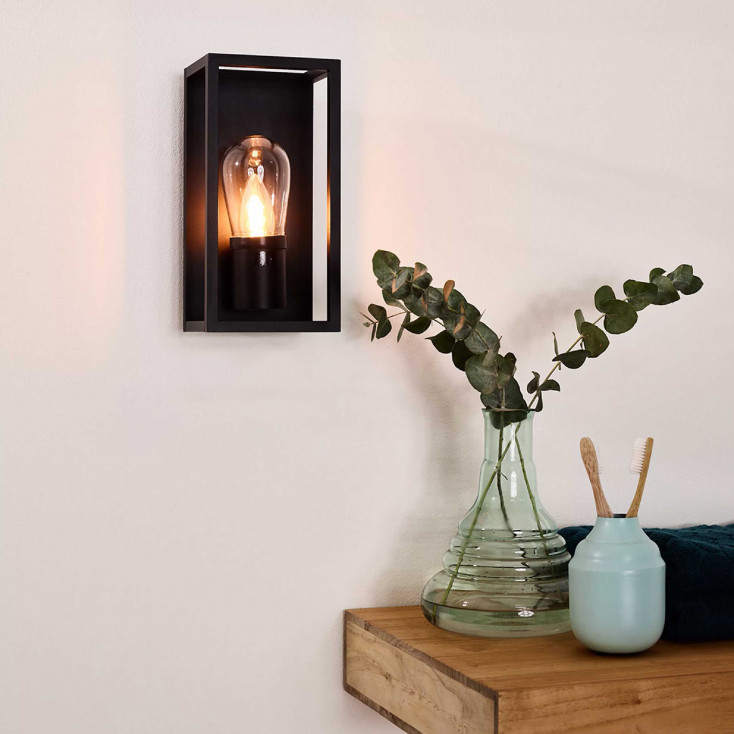 Lampada da parete con struttura in alluminio dalle linee moderne