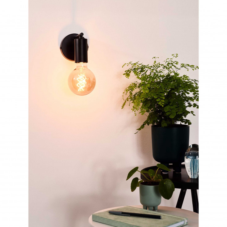 Lampada da parete con struttura in metallo dal design moderno e minimalista