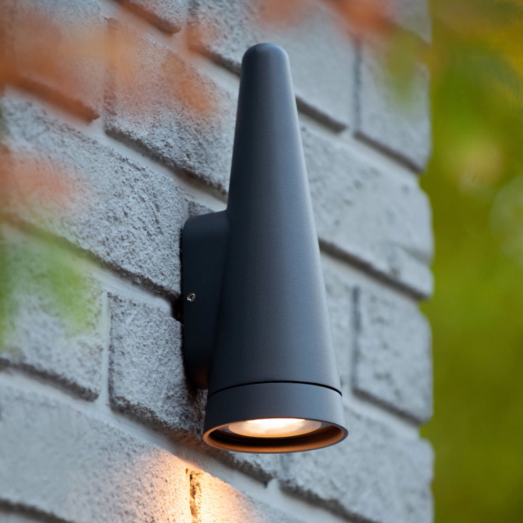 Lampada da parete in alluminio da esterno dal design moderno ed elegante