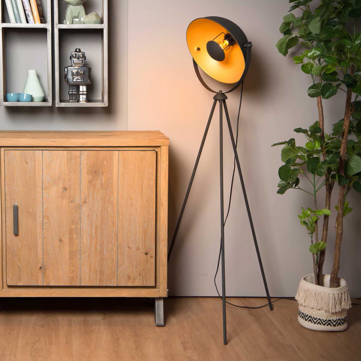 Piantana in acciaio verniciato con diffusore orientabile dal design moderno