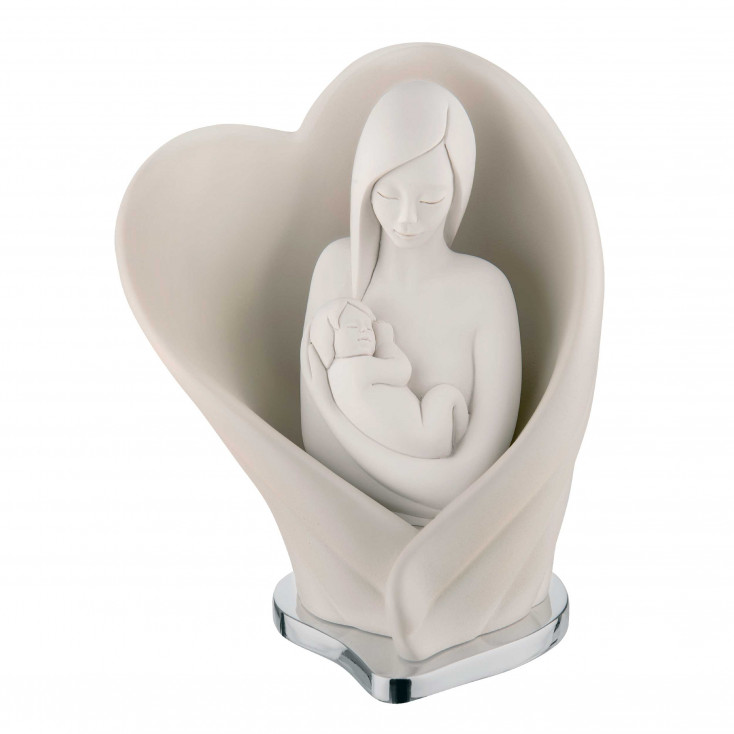 Scultura da tavolo in marmorino colorato con abbraccio tra mamma e figlio