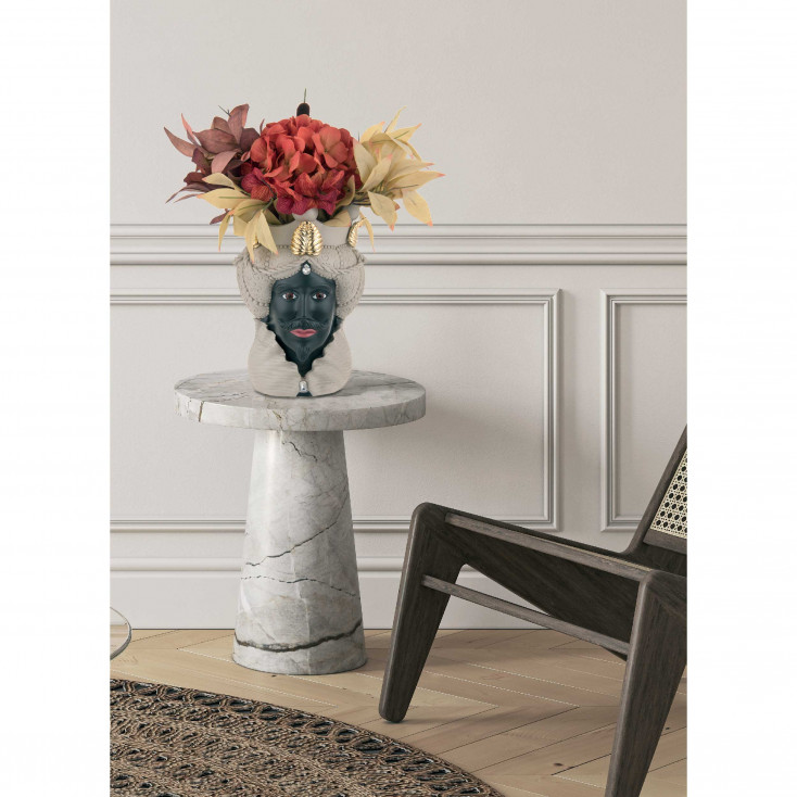 Testa di moro moderna grande con viso di uomo in varie colorazioni