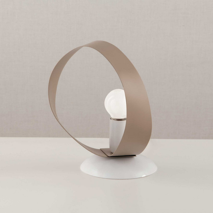 Abatjour da comodino con struttura in metallo dal design moderno ed elegante