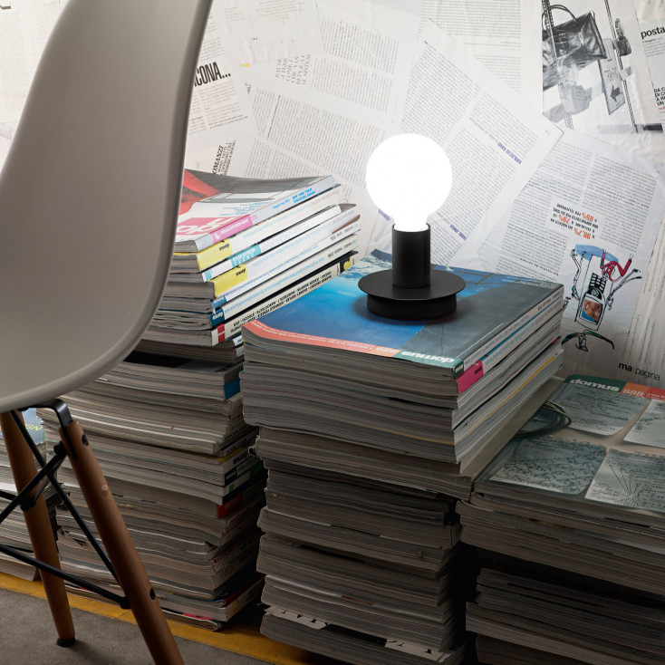 Lampada da tavolo per camerette con base in metallo in stile moderno