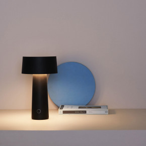 Vesta - Modello: Mush - Lampada da tavolo ricaricabile a led dal design moderno - Attacco Lampadina: Led Integrato - 1 Lampadina - Watt 5W - Lumen 200 - Dimmerabile: NO - Gradi Kelvin 3000k Luce Calda - Grado di Protezione: IP44 - Classe Energetica: A++ - SKU: 01945 