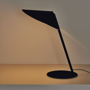 Vesta - Modello: Gong Work - Lampada da tavolo in metallo dal design moderno - Attacco Lampadina: G9 - 1 Lampadina - Watt 5W - Dimmerabile: NO - Grado di Protezione: IP20 - Classe Energetica: A+ - SKU: 01950 