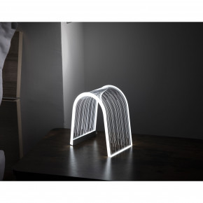 Vesta - Modello: Arc - Lampada da comodino a Led dal design moderno versione Line - Colore: Trasparente - Attacco Lampadina: Led Integrato - 1 Lampadina - Watt 18W - Dimmerabile: NO - Gradi Kelvin 3000k Luce Calda - Classe Energetica: A++ - SKU: 0816501 - Codice EAN: 8056622712014 