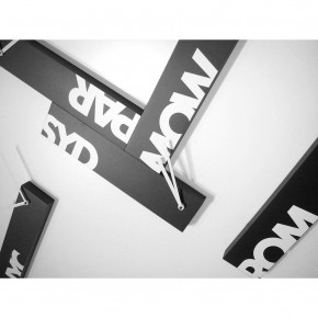 Progetti - - Design By: Sala Alberto Orologio da parete componibile con fusi orari "Souvenir" - Colore: Nero - SKU: 015900 - Codice EAN: 8056746080730 