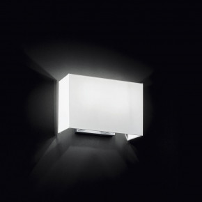 Perenz - Modello: Para Hotel - Applique dal design moderno cromo spazzolato con paralume in pvc - Colore: Cromato - Attacco Lampadina: E27 - 2 Lampadine - Watt 40W - Dimmerabile: NO - Grado di Protezione: IP20 - Classe Energetica: A+ - SKU: 5881CR - Codice EAN: 8023559505361 