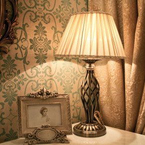 Maytoni - Modello: Grace - Lampada da Tavolo classica con struttura in metallo e paralume in tessuto - Colore: Ottone - Attacco Lampadina: E14 - 1 Lampadina - Watt 40W - Dimmerabile: NO - Grado di Protezione: IP20 - SKU: RC247-TL-01-R - Codice EAN: 4251110017761 