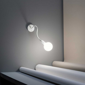 Perenz - Modello: Bulbo - Applique da parete in stile moderno orientabile in metallo e gomma - Colore: Bianco - Attacco Lampadina: E27 - 1 Lampadina - Watt 60W - Dimmerabile: NO - Grado di Protezione: IP20 - Classe Energetica: A+ - SKU: 6682B - Codice EAN: 8023559512390 