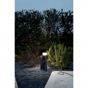 Perenz - Modello: Espina - Paletto luce in alluminio per esterni con due spine schuko (2x1500W) - Colore: Grafite - Attacco Lampadina: G9 - 1 Lampadina - Watt 10W - Dimmerabile: NO - Grado di Protezione: IP20 - Classe Energetica: A+ - SKU: 6794A - Codice EAN: 8023559514707 