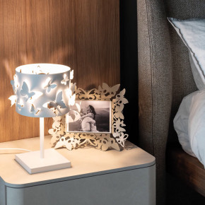 Arti e Mestieri - Modello: Farfallosa - Lampada da tavolo moderna con struttura e paralume in metallo - Attacco Lampadina: E27 - 1 Lampadina - Watt 60W - Dimmerabile: NO - Grado di Protezione: IP20 - Classe Energetica: A - SKU: 0LA3913 