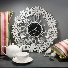 Arti e Mestieri - Modello: Margherite - Orologio da muro in metallo con fiori e farfalle dal design moderno ed elegante - SKU: 0OR3793