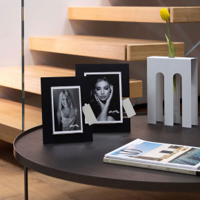 Arti e Mestieri - Modello: Bliko - Portafoto grande da tavolo di design con struttura in metallo - Foto 13x18 - SKU: 0PF5071 