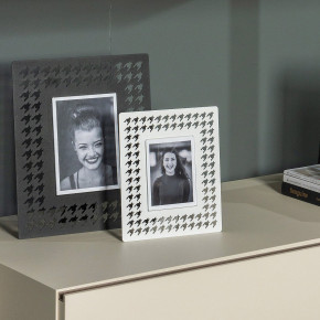 Arti e Mestieri - Modello: Pied De Poule - Portafoto piccolo da tavolo dal design moderno in metallo - Foto 9x12 - SKU: 0PF3919 