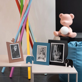 Arti e Mestieri - Modello: Elefantino - Portafoto piccolo da tavolo in metallo dal design particolare - Foto 10x15 - SKU: 0PF5058