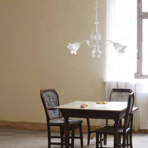 Be Light - Modello: Olga - Lampadario piccolo classico con struttura in metallo e diffusori in vetro - Attacco Lampadina: E14 - 3 Lampadine - Watt 40W - Dimmerabile: NO - Grado di Protezione: IP20 - Classe Energetica: A+ - SKU: BL155-3 