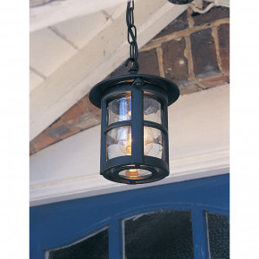 Elstead Lighting - Modello: Hereford - Lanterna a catena per portico struttura in alluminio e diffusore in vetro - Colore: Nero - Attacco Lampadina: E27 - 1 Lampadina - Watt 100W - Dimmerabile: NO - Grado di Protezione: IP43 - Classe Energetica: A - SKU: BL21B-BLACK - Codice EAN: 5024005237402 