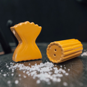 Blogo - Modello: Pasta - Set sale e pepe a forma di pasta a farfalla e rigatone in ceramica - Colore: Senape - SKU: PASTA-01 - Codice EAN: 8053172472184 