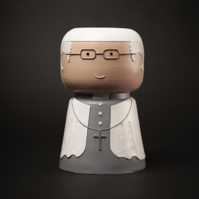 Blogo - Modello: Icons - Vaso grande in resina dal design moderno Pope - SKU: ARTI25-636 - Codice EAN: 8050519626361 