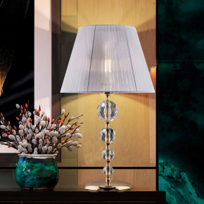 Bonetti Illumina - Modello: Ruben - Lampada da tavolo classica con struttura in metallo e dettagli in vetro - Colore: Oro - Attacco Lampadina: E27 - 1 Lampadina - Watt 55W - Dimmerabile: NO - Grado di Protezione: IP20 - Classe Energetica: A - SKU: BL267-LM-OR