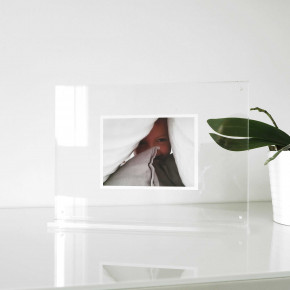 Design Object - Portafoto da tavolo con cornice trasparente moderna in plexiglass 30x22 - Colore: Trasparente - Foto 30x22 - SKU: ITCOM