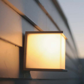 Elstead Lighting - Modello: Torsten - Lampada da parete a 1 luce da esterno con struttura in alluminio a cubo - Colore: Grafite - Attacco Lampadina: E27 - 1 Lampadina - Watt 60W - Dimmerabile: NO - Grado di Protezione: IP54 - Classe Energetica: A - SKU: TORSTEN-SQ - Codice EAN: 5024005372110 