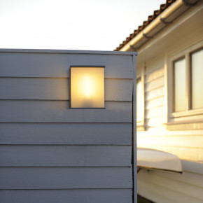 Elstead Lighting - Modello: Torsten - Lampada da parete alta a 1 luce da esterno con struttura in alluminio a cubo - Colore: Grigio Scuro - Attacco Lampadina: E27 - 1 Lampadina - Watt 60W - Dimmerabile: NO - Grado di Protezione: IP54 - Classe Energetica: A - SKU: TORSTEN-TALL - Codice EAN: 5024005372011 