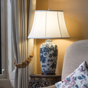 Elstead Lighting - Modello: Blue Ginger Jar - Lampada da tavolo classica in porcellana con paralume in tessuto bianco - Colore: Blu - Attacco Lampadina: E27 - 1 Lampadina - Watt 60W - Dimmerabile: NO - Grado di Protezione: IP20 - Classe Energetica: A - SKU: BLUE-G-JAR-TL - Codice EAN: 5024005365716 