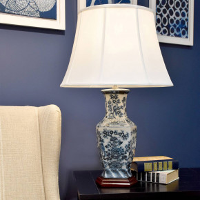 Elstead Lighting - Modello: Hex - Lampada da tavolo in stile orientale in ceramica con paralume in tessuto - Colore: Bianco/Blu - Attacco Lampadina: E27 - 1 Lampadina - Watt 60W - Dimmerabile: NO - Grado di Protezione: IP20 - Classe Energetica: A - SKU: BLUE-HEX-TL - Codice EAN: 5024005365914 