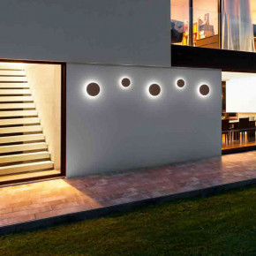 Fabas Luce - Modello: Zon - Applique rotonda a LED da esterno in alluminio dal design moderno - Attacco Lampadina: Led Integrato - 1 Lampadina - Watt 9W - Lumen 1017 - Dimmerabile: NO - Gradi Kelvin 3000k Luce Calda - Grado di Protezione: IP65 - Classe Energetica: D - SKU: 6544-21 