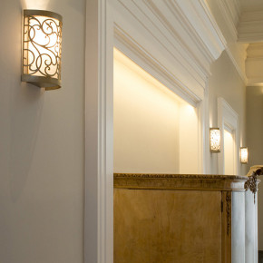 Feiss - Modello: Arabesque - Applique piccola classica in acciaio con diffusore in vetro e tessuto a 1 luce - Colore: Argento - Attacco Lampadina: E14 - 1 Lampadina - Watt 60W - Dimmerabile: NO - Grado di Protezione: IP20 - Classe Energetica: A - SKU: FE-ARABESQUE1 - Codice EAN: 5024005607304 