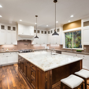 Feiss - Modello: Beso - Lampada a sospensione media in acciaio con diffusore a 1 luce dal design moderno - Attacco Lampadina: E27 - 1 Lampadina - Watt 60W - Dimmerabile: NO - Grado di Protezione: IP20 - Classe Energetica: A - SKU: FE-BESO-P-M 