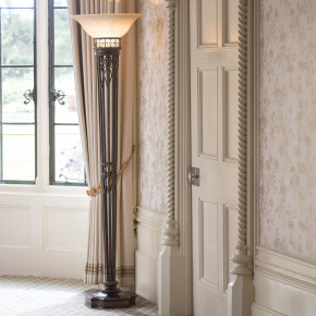 Feiss - Modello: Opera - Lampada da terra classica con struttura in metallo e diffusore in vetro - Colore: Oro Scuro - Attacco Lampadina: E27 - 1 Lampadina - Watt 100W - Dimmerabile: NO - Grado di Protezione: IP20 - Classe Energetica: A - SKU: FE-OPERA-TCH - Codice EAN: 5024005333302 