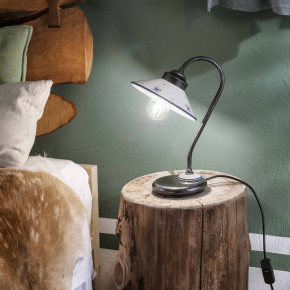 FerroLuce - Modello: Asti - Lampada da comodino in metallo con paralume in ceramica dallo stile rustico - Attacco Lampadina: E27 - 1 Lampadina - Watt 60W - Dimmerabile: NO - Grado di Protezione: IP20 - Classe Energetica: A - SKU: C157-NA-38.DEC.SOB - Codice EAN: 8056598472042